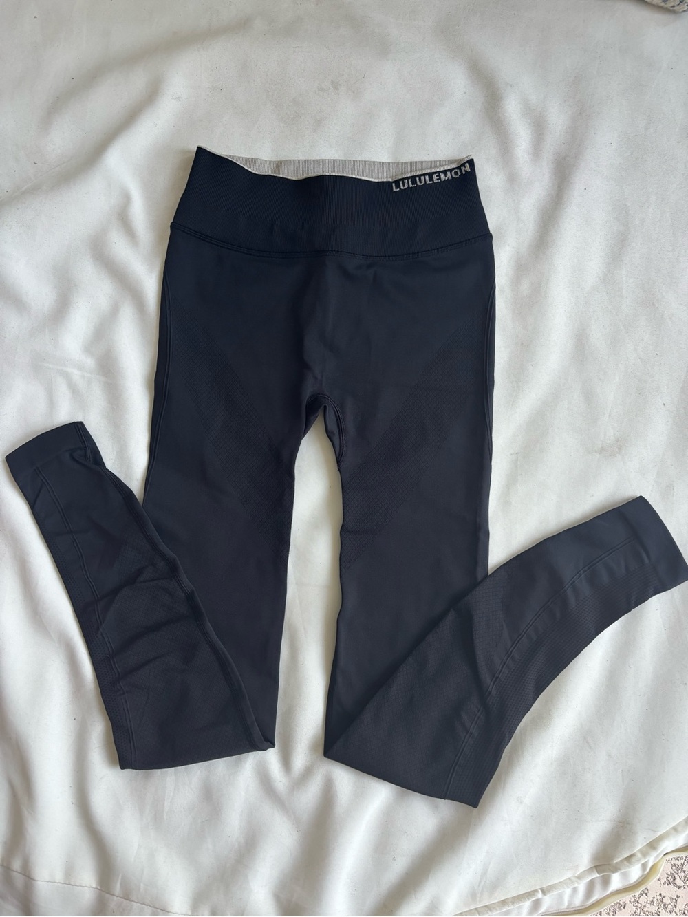 Lululemon Iconic Sweat Tight size 6 iBlack